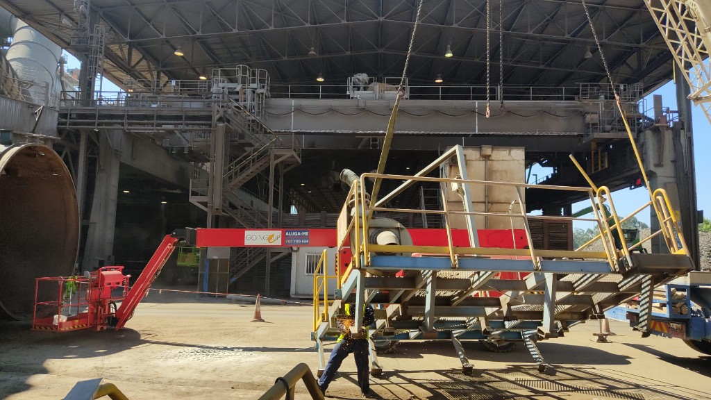 Manutenção em altura com plataforma suspensa